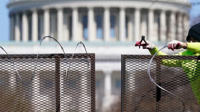 Zweieinhalb Monate nach der Erstürmung des Kapitols durch Anhänger des damaligen US-Präsidenten Trump sind vier führende Mitglieder der rechtsradikalen Gruppe "Proud Boys" angeklagt worden. Zweieinhalb Monate nach der Erstürmung des Kapitols durch Anhänger des damaligen US-Präsidenten Trump sind vier führende Mitglieder der rechtsradikalen Gruppe "Proud Boys" angeklagt worden.