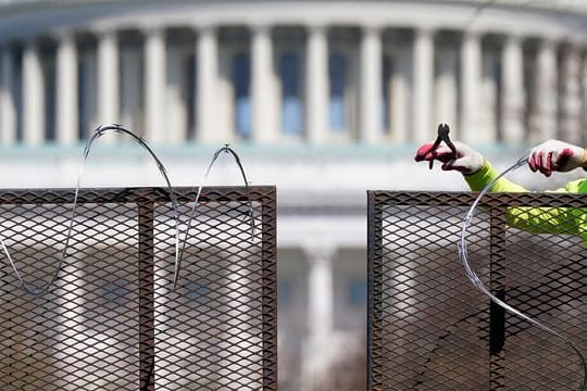 Zweieinhalb Monate nach der Erstürmung des Kapitols durch Anhänger des damaligen US-Präsidenten Trump sind vier führende Mitglieder der rechtsradikalen Gruppe "Proud Boys" angeklagt worden.