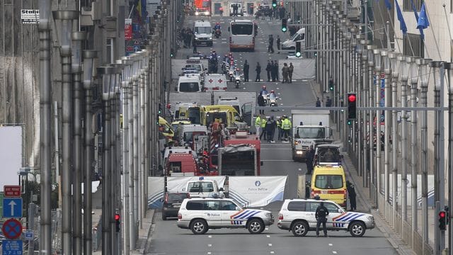 Rettungskräfte sind nach einem Anschlag auf die Metro-Station Maelbeek im Einsatz. Rettungskräfte sind nach einem Anschlag auf die Metro-Station Maelbeek im Einsatz.