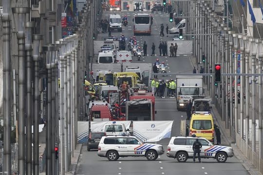 Rettungskräfte sind nach einem Anschlag auf die Metro-Station Maelbeek im Einsatz.