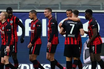 Mit dem 5:2-Sieg über Union Berlin ist die Eintracht der Königsklasse einen Schritt näher gekommen: Frankfurts Spieler jubeln.