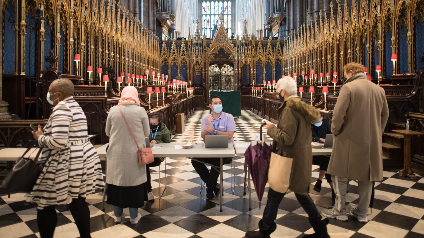 London: Ältere Menschen kommen in die Poets' Corner, einem Teil des Querschiffs der Kirche Westminster Abbey, um ihre Corona-Schutzimpfung zu erhalten.
