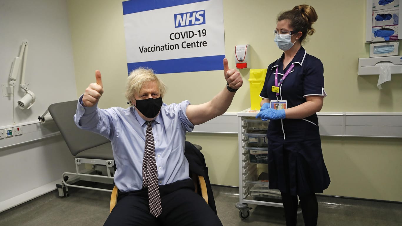 Boris Johnson: Der Premierminister von Großbritannien hat die erste Impfdosis mit dem Corona-Impfstoff von AstraZeneca bereits erhalten.