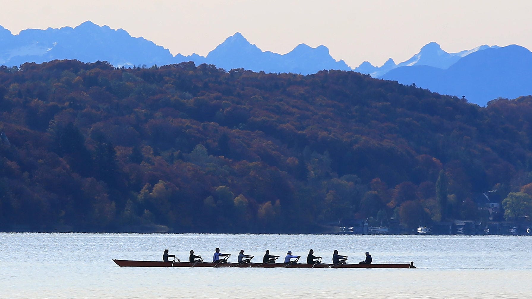 Ein Ruderboot auf dem Starnberger See (Symbolbild): Der Strafprozess im Fall eines beim Rudertraining ertrunkenen 13-Jährigen wird wieder aufgenommen. Ein Ruderboot auf dem Starnberger See (Symbolbild): Der Strafprozess im Fall eines beim Rudertraining ertrunkenen 13-Jährigen wird wieder aufgenommen.
