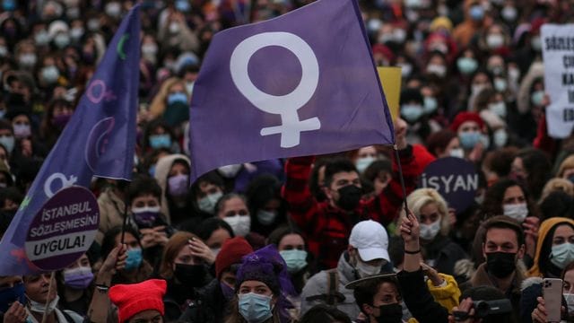 Die Türkei ist aus der Istanbul-Konvention des Europarats ausgetreten, die Gewalt gegen Frauen verhindern und bekämpfen soll. Die Türkei ist aus der Istanbul-Konvention des Europarats ausgetreten, die Gewalt gegen Frauen verhindern und bekämpfen soll.