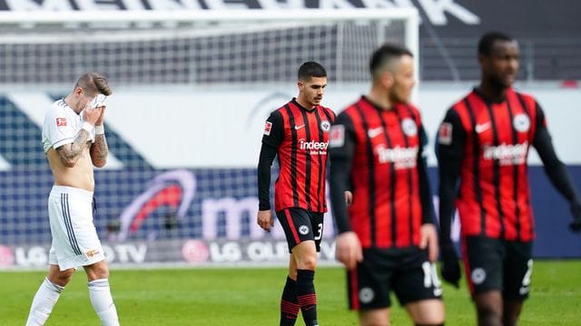 Unions Mittelfeldspieler Robert Andrich (l) hadert mit seinem Eigentor im Spiel gegen Eintracht Frankfurt. Unions Mittelfeldspieler Robert Andrich (l) hadert mit seinem Eigentor im Spiel gegen Eintracht Frankfurt.