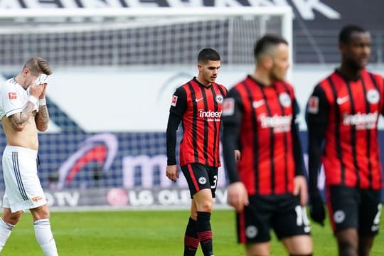 Unions Mittelfeldspieler Robert Andrich (l) hadert mit seinem Eigentor im Spiel gegen Eintracht Frankfurt.