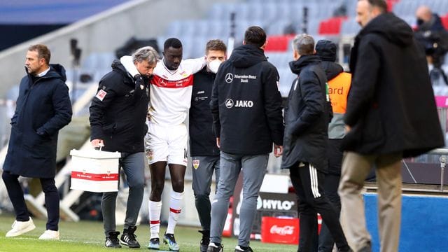 Stuttgarts Stürmer Silas Wamangituka (M) wird nach seiner Auswechslung behandelt. Stuttgarts Stürmer Silas Wamangituka (M) wird nach seiner Auswechslung behandelt.