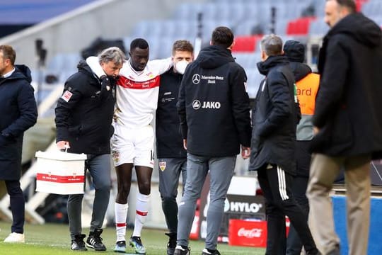 Stuttgarts Stürmer Silas Wamangituka (M) wird nach seiner Auswechslung behandelt.