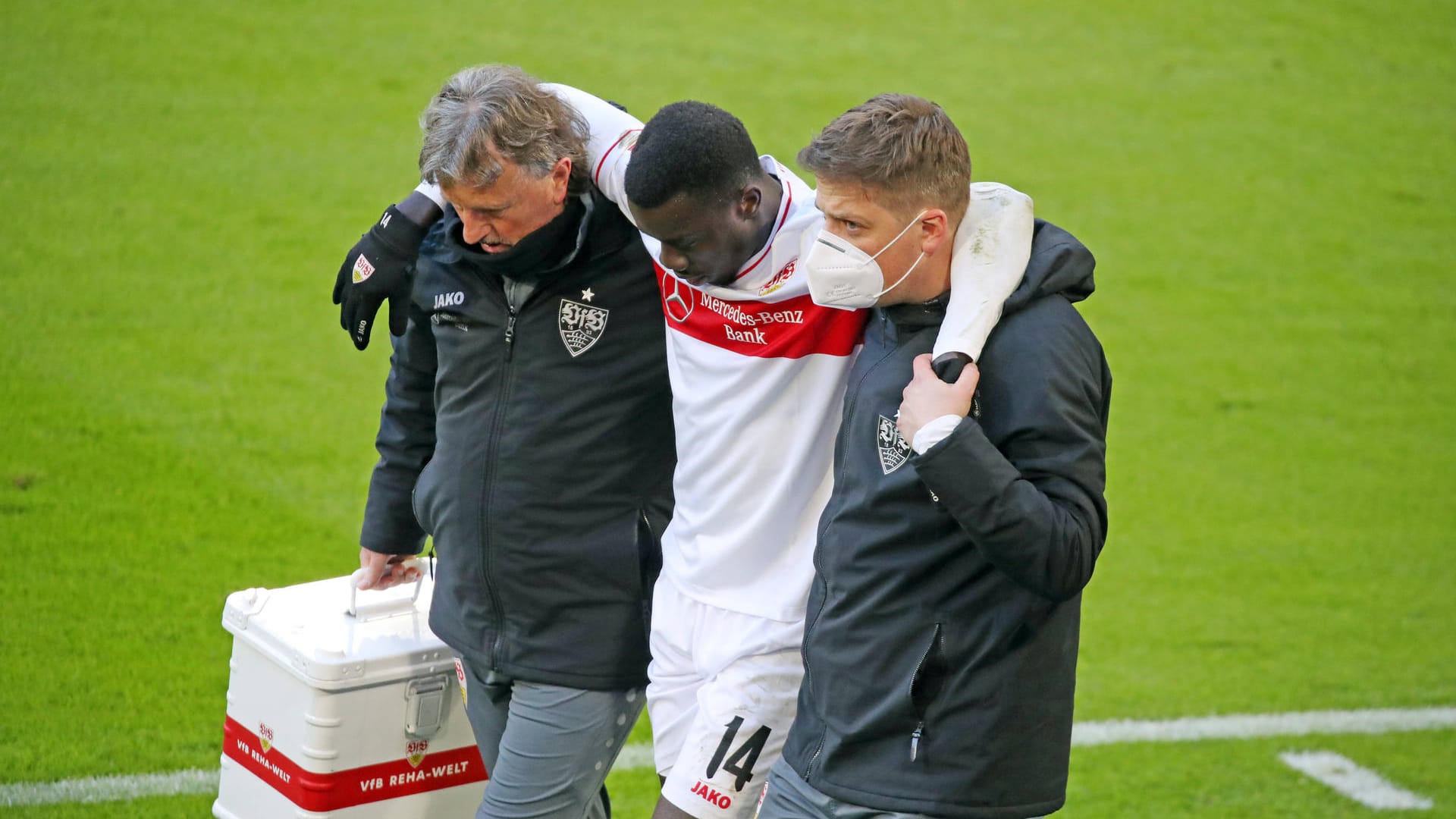 Silas Wamangituka: Der Stuttgarter verletzte sich beim Spiel gegen den FC Bayern schwer. Silas Wamangituka: Der Stuttgarter verletzte sich beim Spiel gegen den FC Bayern schwer.