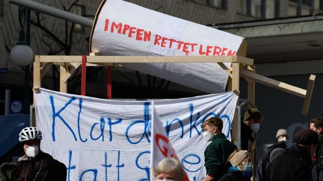 Eine symbolische Impfspritze ist bei einer Kundgebung des "Bündnis gegen Rechts" im Vorfeld einer Kundgebung unter dem Motto "Freie Bürger Kassel - Grundrechte und Demokratie" zu sehen.