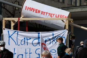 Eine symbolische Impfspritze ist bei einer Kundgebung des "Bündnis gegen Rechts" im Vorfeld einer Kundgebung unter dem Motto "Freie Bürger Kassel - Grundrechte und Demokratie" zu sehen.