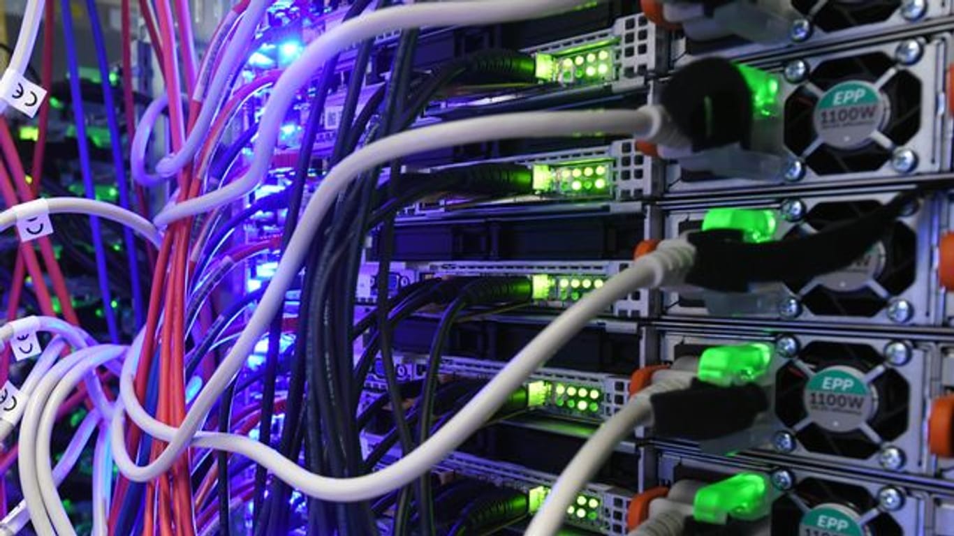 In einem Serverraum in einem Rechenzentrum des Internetdienstanbieters 1&1 am Standort Karlsruhe führen Kabel zu Servern.
