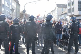 Polizisten bei der Demonstration gegen die Corona-Maßnahmen in Kassel: Einen Tag nach den Ausschreitungen in Kassel hat die Polizei Dortmund eine dort geplante Demo von Impfgegnern verboten.