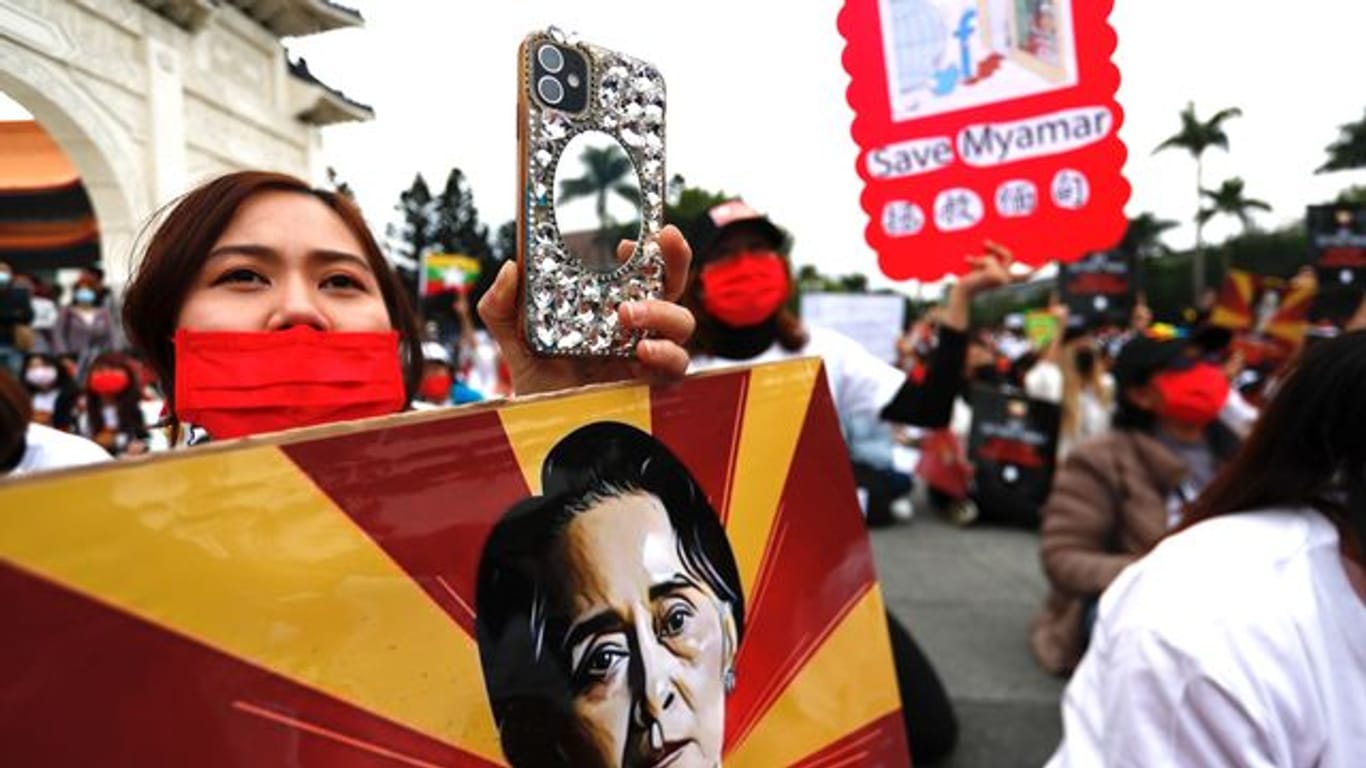 Bei Protesten gegen den Militärputsch in Myanmar sind nach Berichten von örtlichen Medien und Augenzeugen erneut mehrere Menschen ums Leben gekommen.