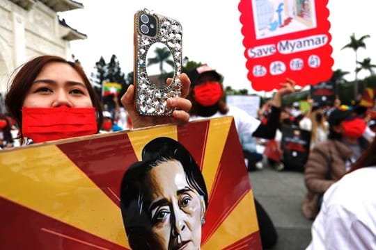 Bei Protesten gegen den Militärputsch in Myanmar sind nach Berichten von örtlichen Medien und Augenzeugen erneut mehrere Menschen ums Leben gekommen.