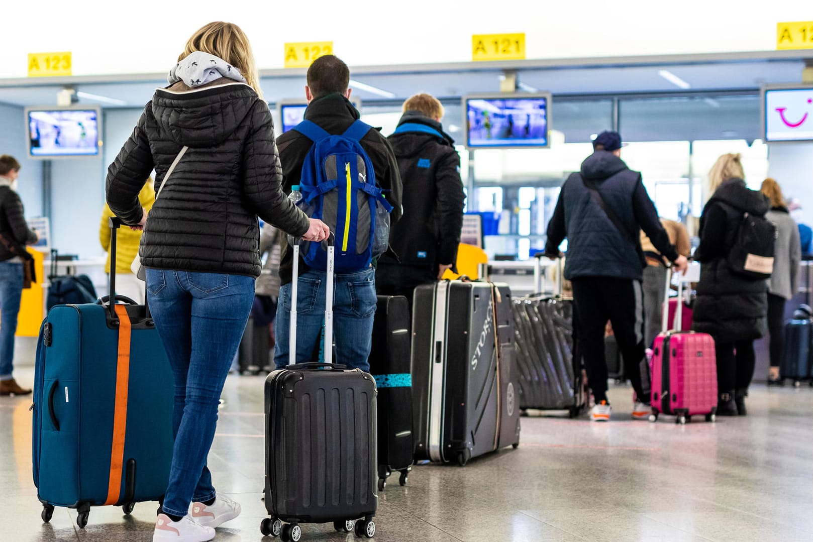 Fluggäste mit dem Reiseziel Mallorca: Von Hannover aus fliegt der größte Reisekonzern Tui ab Sonntag nach langer Zwangspause wieder die ersten Urlauber nach Mallorca.