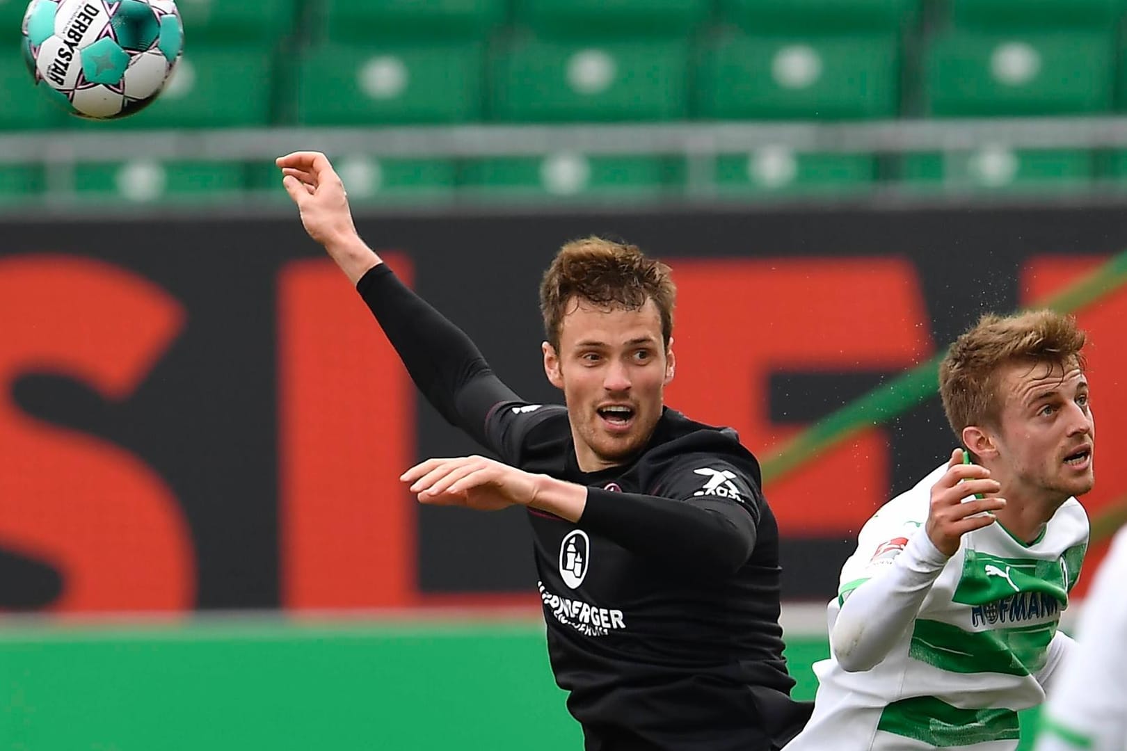 Derby-Duell: Die Fürther (in Grün) gingen gegen Nürnberg früh in Führung.