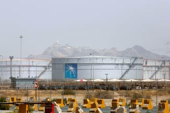 Tanklager von Saudi Aramco: Der Nettogewinn des staatlichen saudischen Ölkonzerns ist 2020 um 44 Prozent geschrumpft.