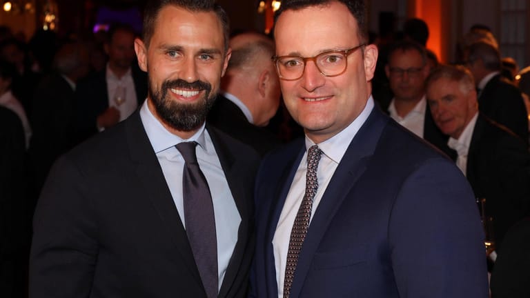 Gesundheitsminister Jens Spahn und sein Ehemann Daniel Funke: Das Unternehmen, für das Funke als Lobbyist tätig ist, hat Spahns Ministerium offenbar Masken verkauft.