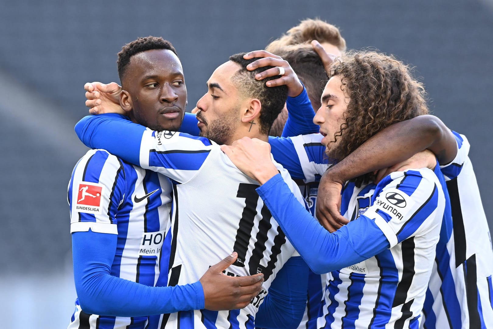 Freude bei der Hertha: Die Berliner bejubeln ihre bärenstarke erste Halbzeit gegen Leverkusen.