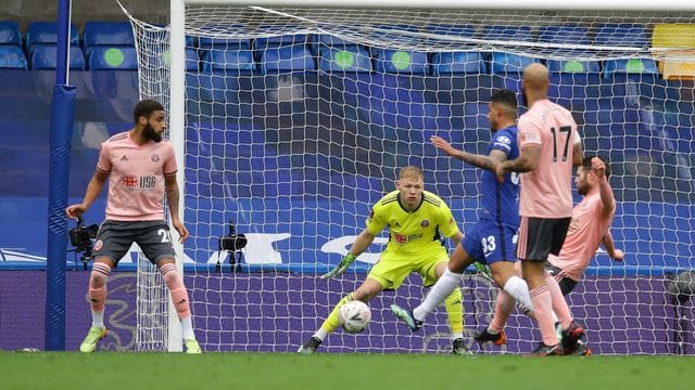 Ein Eigentor von Sheffields Oliver Norwood (r, vor Tor) ebnete dem FC Chelsea den Einzug ins Pokal-Halbfinale.