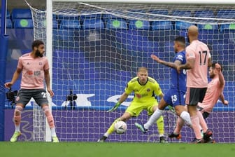 Ein Eigentor von Sheffields Oliver Norwood (r, vor Tor) ebnete dem FC Chelsea den Einzug ins Pokal-Halbfinale.