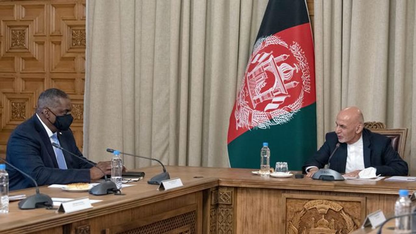 Inmitten von Diskussionen über einen Abzug der US-Truppen ist US-Außenminister Lloyd Austin (l) zu einem ersten Besuch in Afghanistan eingetroffen.