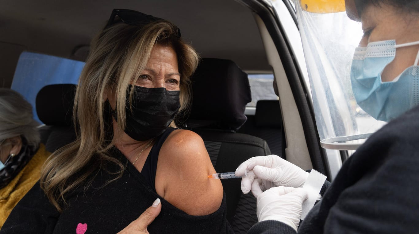 Impfung durch das Autofenster: Geimpft wird in Chile ohne komplizierte Terminvergabe.