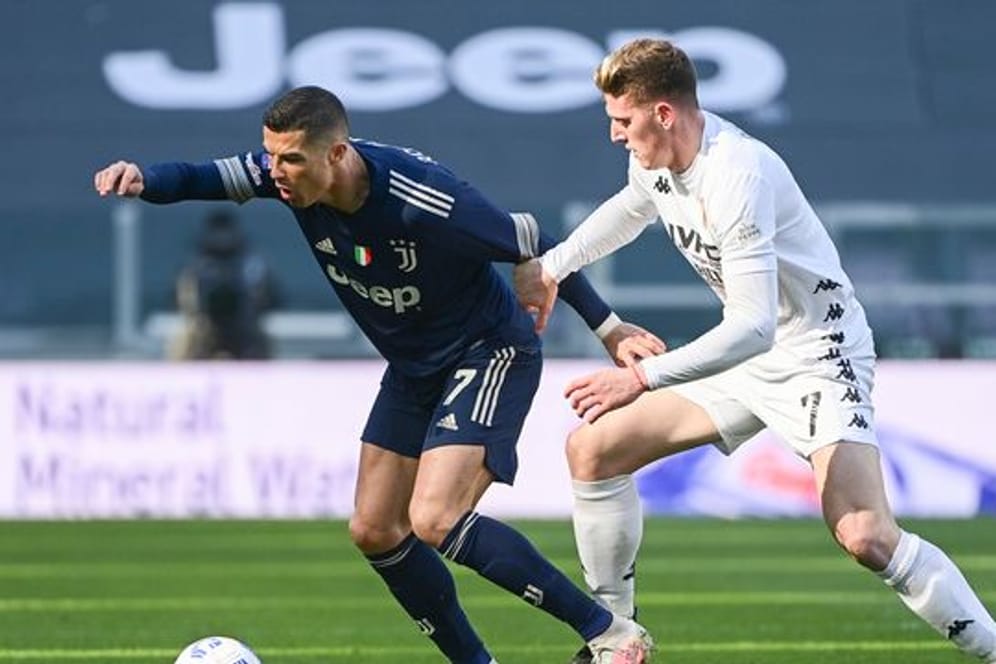 Superstar Cristiano Ronaldo (l) musste sich mit Juventus gegen Benevento mit Adolfo Gaich geschlagen geben.