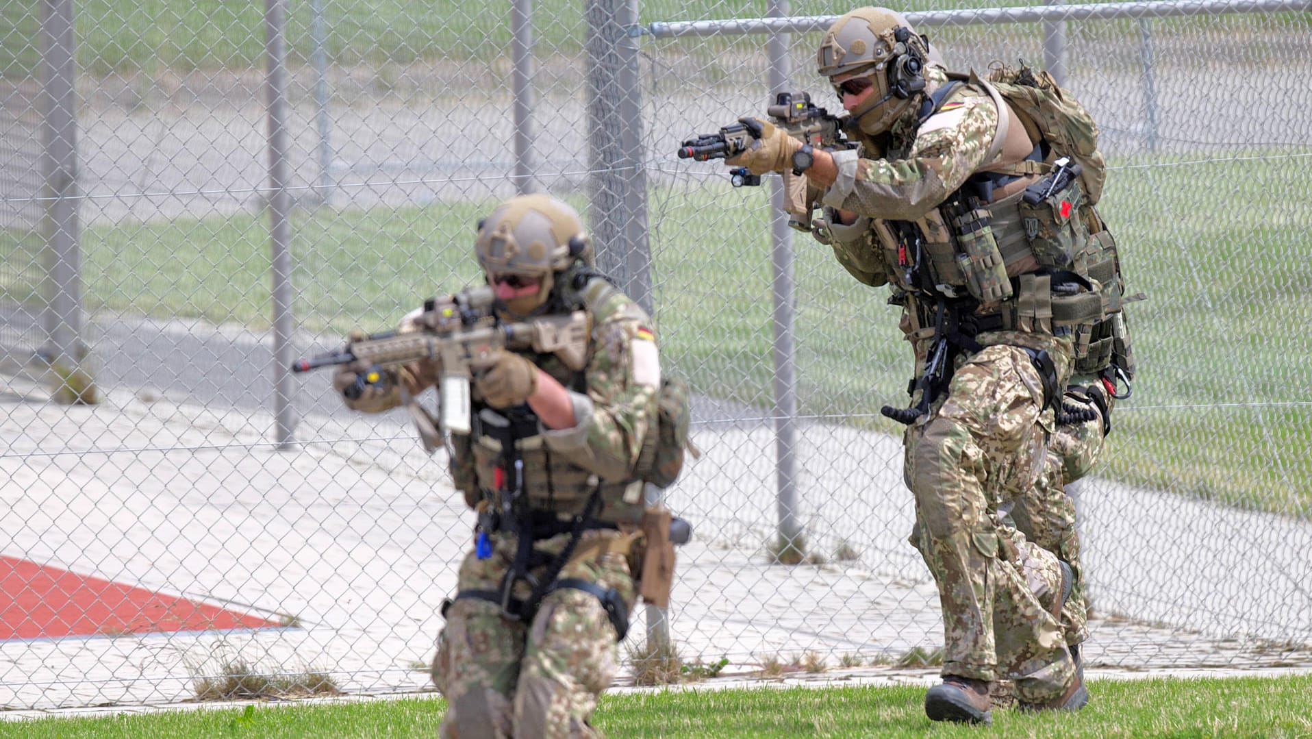 Soldaten des Kommando Spezialkräfte (KSK) bei einer Vorführung: Verteidigungsministerin Kramp-Karrenbauer lässt gegen den KSK-Chef ermitteln.