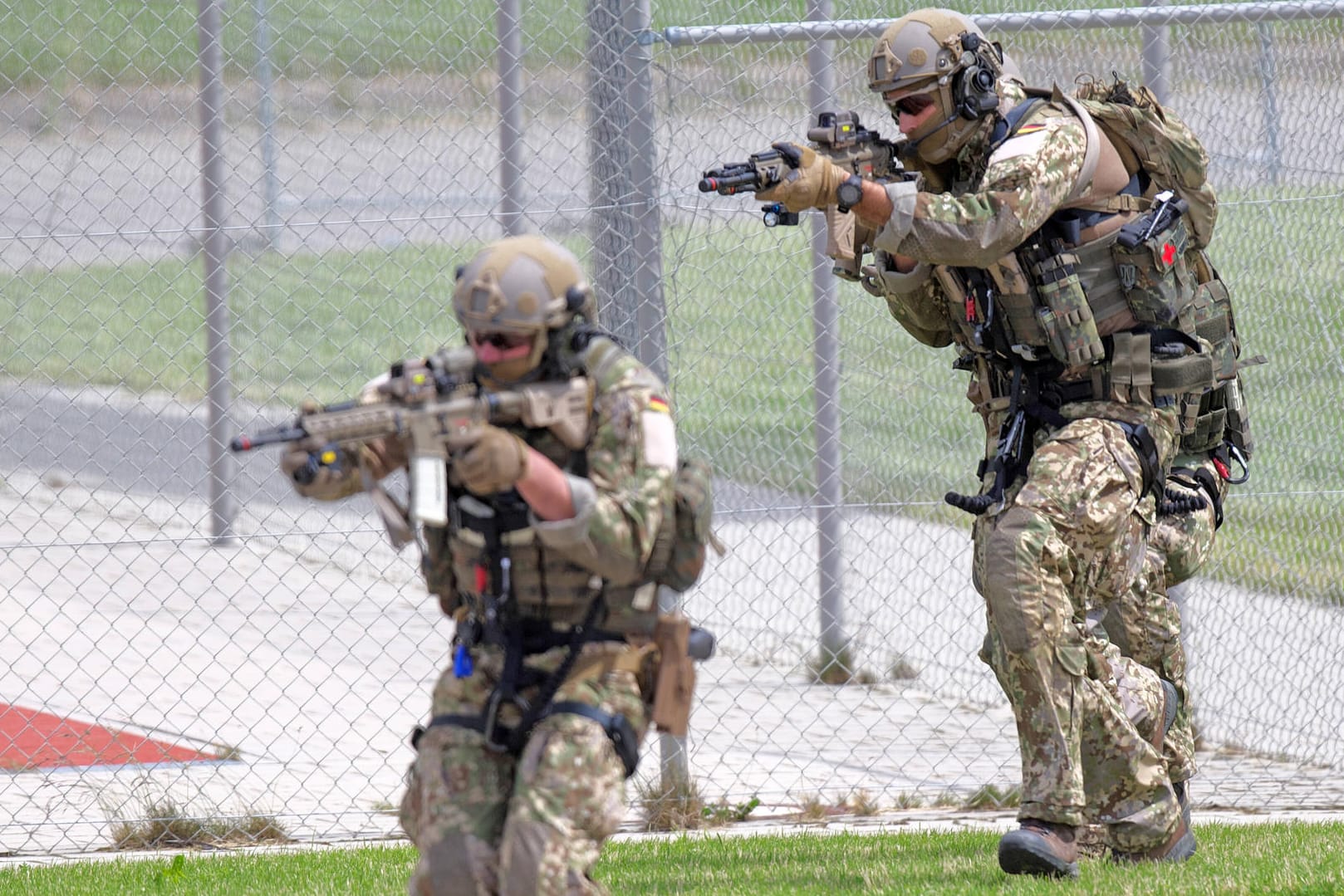 Soldaten des Kommando Spezialkräfte (KSK) bei einer Vorführung: Verteidigungsministerin Kramp-Karrenbauer lässt gegen den KSK-Chef ermitteln.