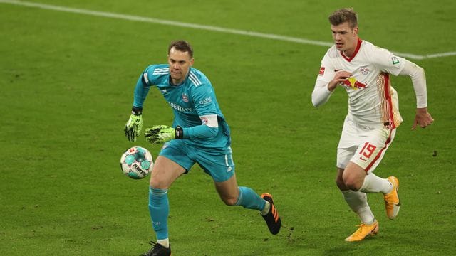 Spielen Bayern-Keeper Manuel Neuer (l) und Leipzigs Alexander Sörloth den Bundesliga-Gipfel vor 999 Zuschauern?. Spielen Bayern-Keeper Manuel Neuer (l) und Leipzigs Alexander Sörloth den Bundesliga-Gipfel vor 999 Zuschauern?.