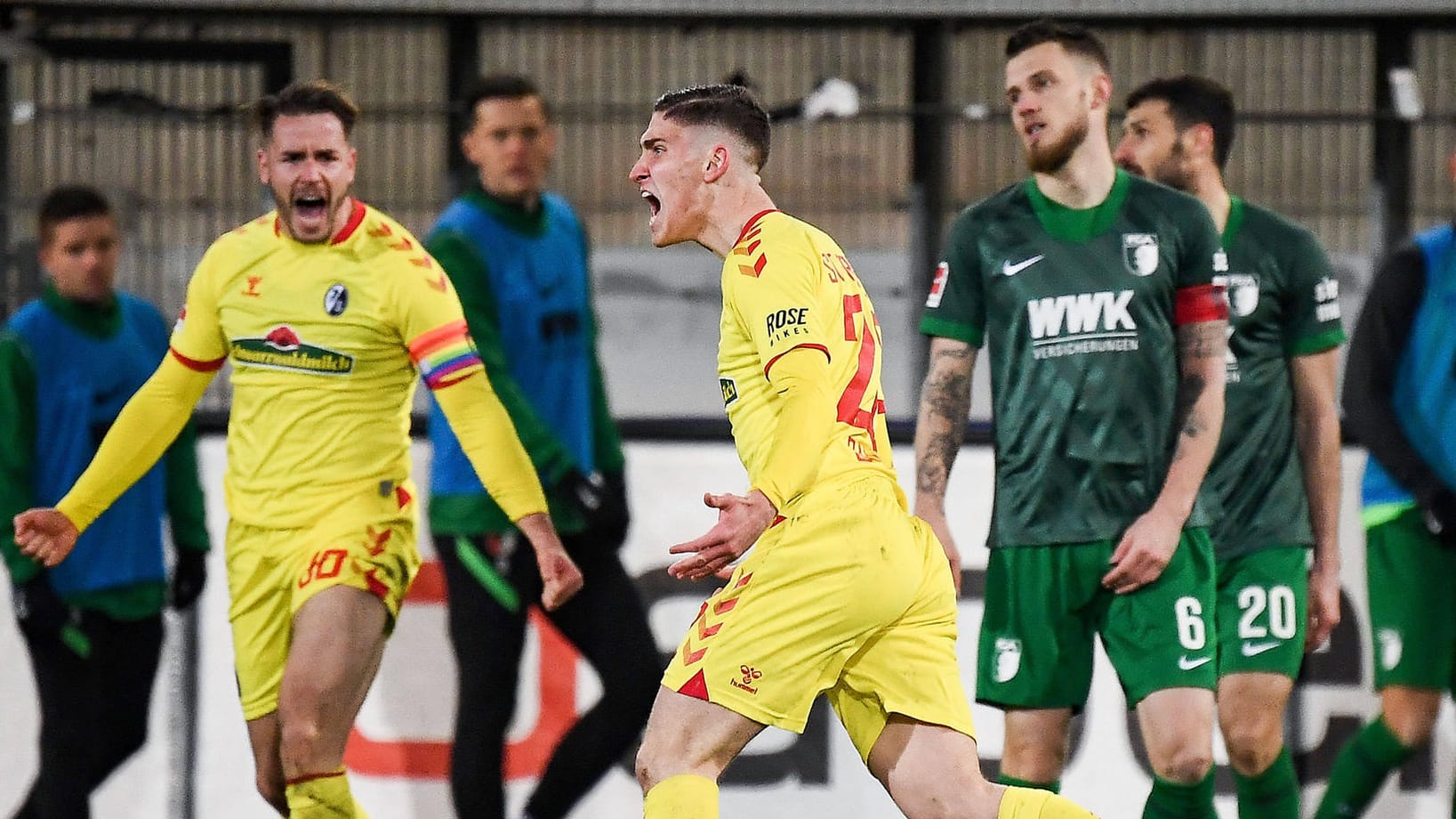 Roland Sallai: Der Freiburger Torschütze jubelt gegen den FC Augsburg. Roland Sallai: Der Freiburger Torschütze jubelt gegen den FC Augsburg.