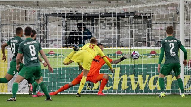 Philipp Lienhart (M) markierte beim Freiburger Sieg gegen Augsburg den Endstand.