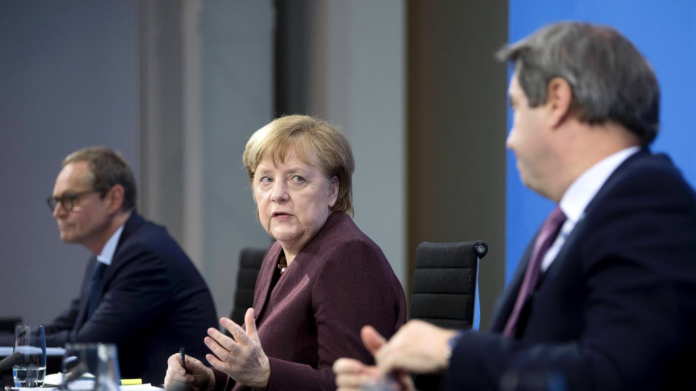 Kanzlerin Angela Merkel mit Bayerns Ministerpräsident Markus Söder und Berlins Regierendem Bürgermeister Michael Müller nach dem Corona-Gipfel im Februar: Das Kanzleramt plant nun eine Verlängerung des Lockdowns bis zum 18. April.