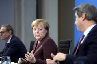 Kanzlerin Angela Merkel mit Bayerns Ministerpräsident Markus Söder und Berlins Regierendem Bürgermeister Michael Müller nach dem Corona-Gipfel im Februar: Das Kanzleramt plant nun eine Verlängerung des Lockdowns bis zum 18. April.