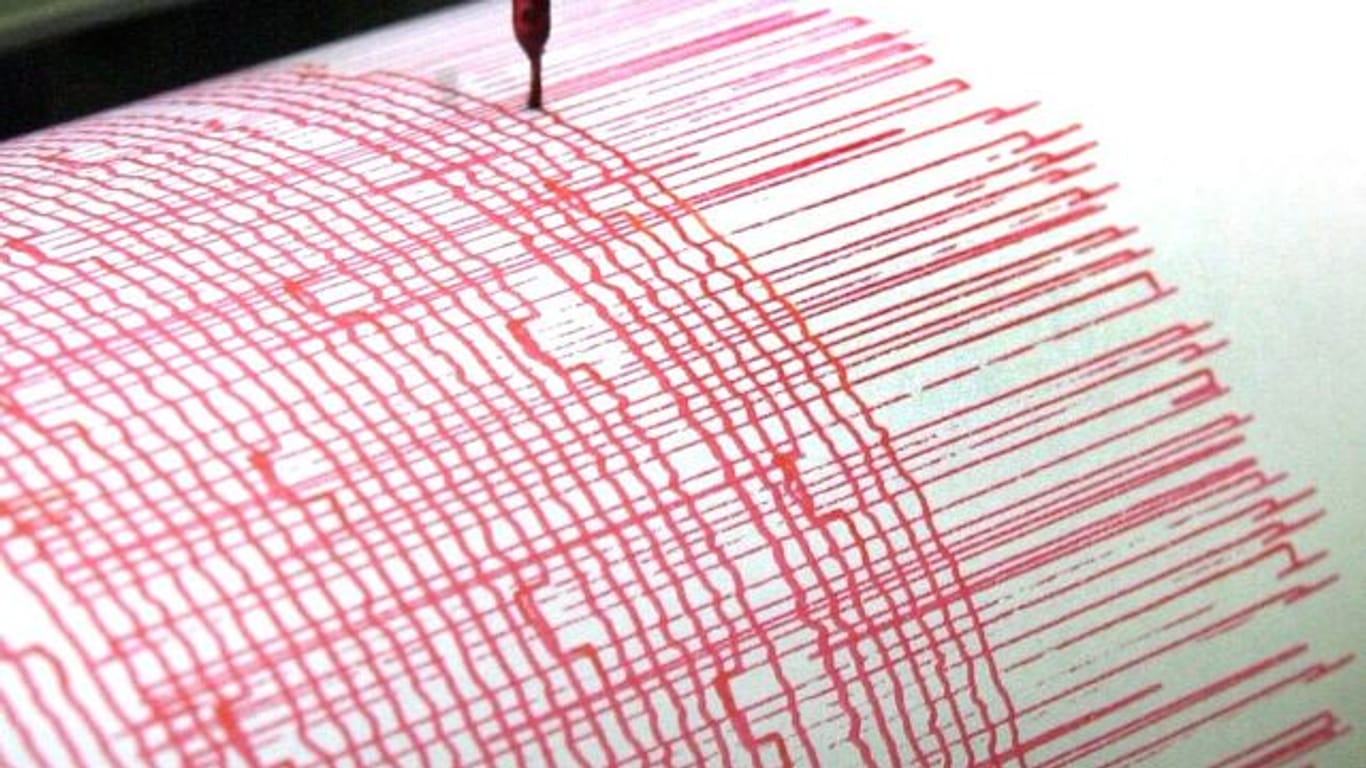 Ein Seismograph zeichnet die Ausschläge eines Erdbebens auf.