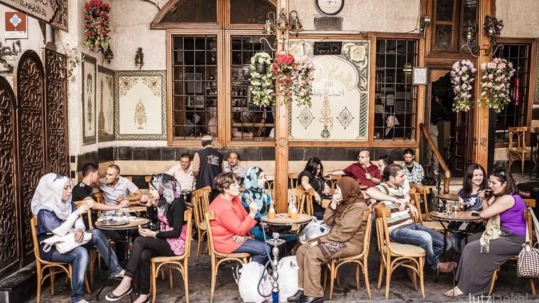 Kaffeehaus vor dem Krieg in Damaskus.