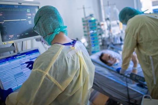 Mit mehr als 3000 belegten Intensivbetten ist die Belastung für Krankenschwestern und Pflegekräfte hoch.