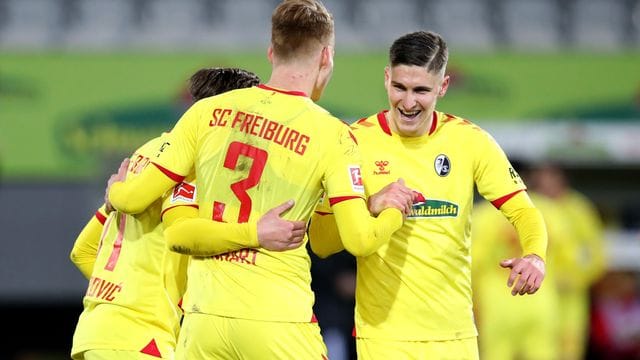 Nach dem Sieg gegen den FC Augsburg keimt in Freiburg die Hoffnung auf die Europapokal-Plätze. Nach dem Sieg gegen den FC Augsburg keimt in Freiburg die Hoffnung auf die Europapokal-Plätze.