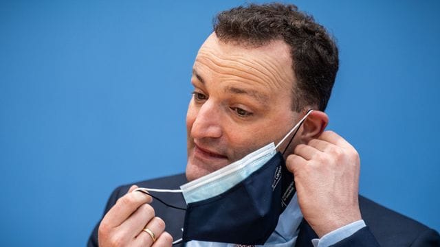 Mit der Arbeit von Gesundheitsminister Jens Spahn (CDU) sind 69 Prozent unzufrieden. Mit der Arbeit von Gesundheitsminister Jens Spahn (CDU) sind 69 Prozent unzufrieden.