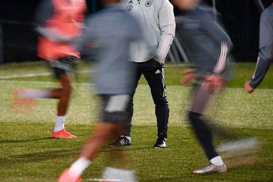 Trainer Stefan Kuntz (M) leitet das Training der U21-Nationalmannschaft.