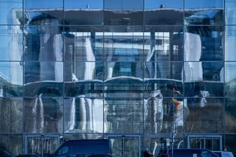 Die Fassade des Bundeskanzleramts spiegelt sich im Paul-Löbe-Haus des Bundestags.