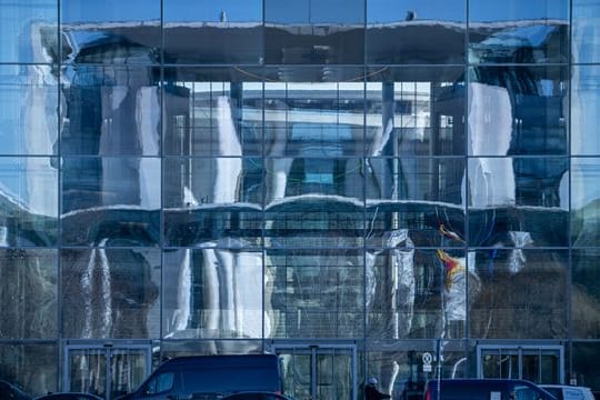 Die Fassade des Bundeskanzleramts spiegelt sich im Paul-Löbe-Haus des Bundestags.