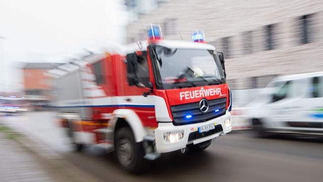 Ein Fahrzeug der Feuerwehr fährt durch die Innenstadt Ein Fahrzeug der Feuerwehr fährt durch die Innenstadt