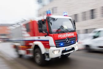 Ein Fahrzeug der Feuerwehr fährt durch die Innenstadt