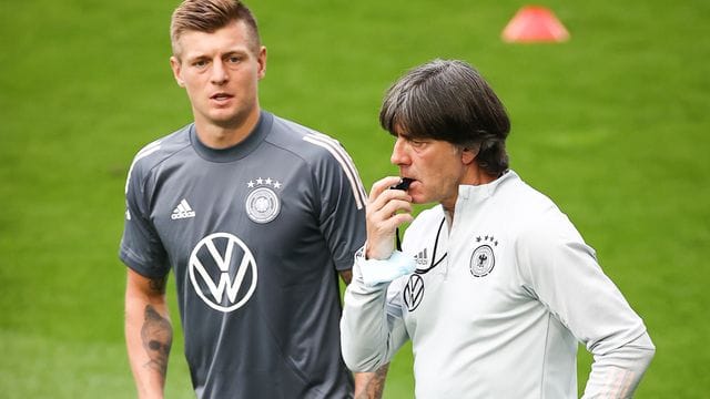 Versammelt seine Nationalspieler in Düsseldorf: Bundestrainer Joachim Löw (r).