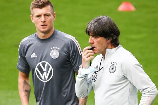 Versammelt seine Nationalspieler in Düsseldorf: Bundestrainer Joachim Löw (r).