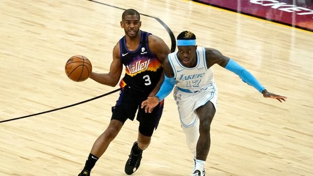 Phoenix-Spieler Chris Paul (l) setzt sich im Spitzenspiel gegen Dennis Schröder von den Lakers durch. Phoenix-Spieler Chris Paul (l) setzt sich im Spitzenspiel gegen Dennis Schröder von den Lakers durch.